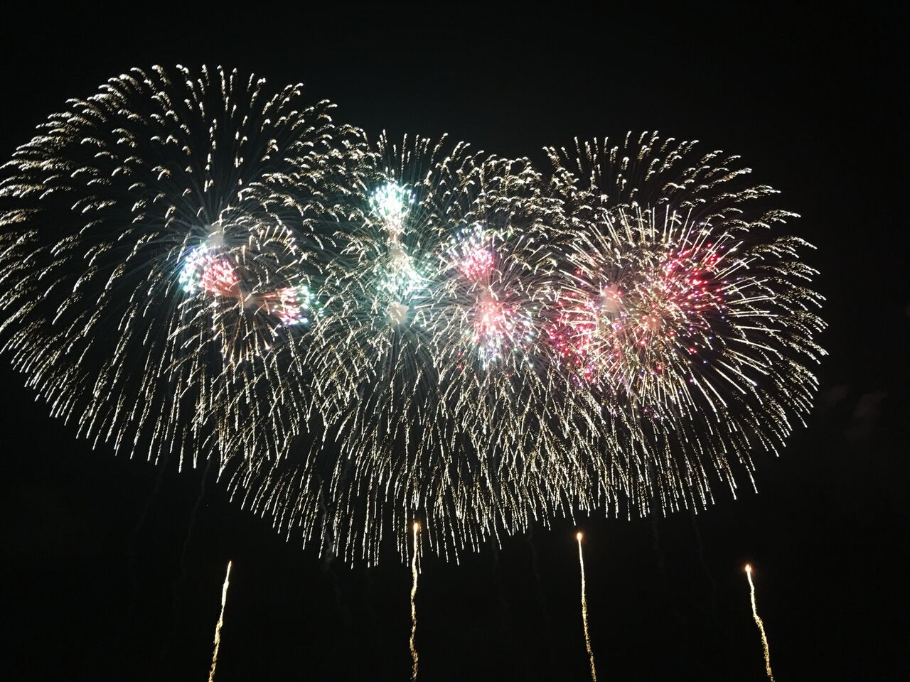 今年で40回目 湖面に美しく映える花火 御所湖南岸 つなぎ温泉側 で 第40回 盛岡つなぎ温泉御所湖まつり 開催 7月31日 もりおか通信 岩手県盛岡市の地域情報サイト