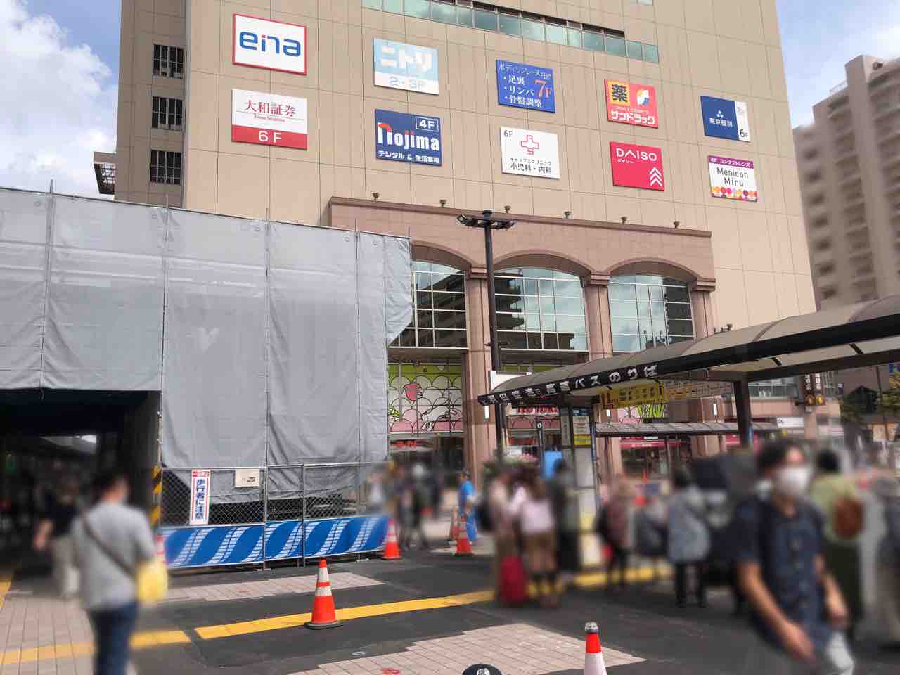 亀有駅前に屋根設置！？『JR亀有駅』南口駅前広場で『亀有駅前歩行環境改善＜屋根設置等＞工事』実施中。～令和6年2月上旬まで予定。 : かつ ...