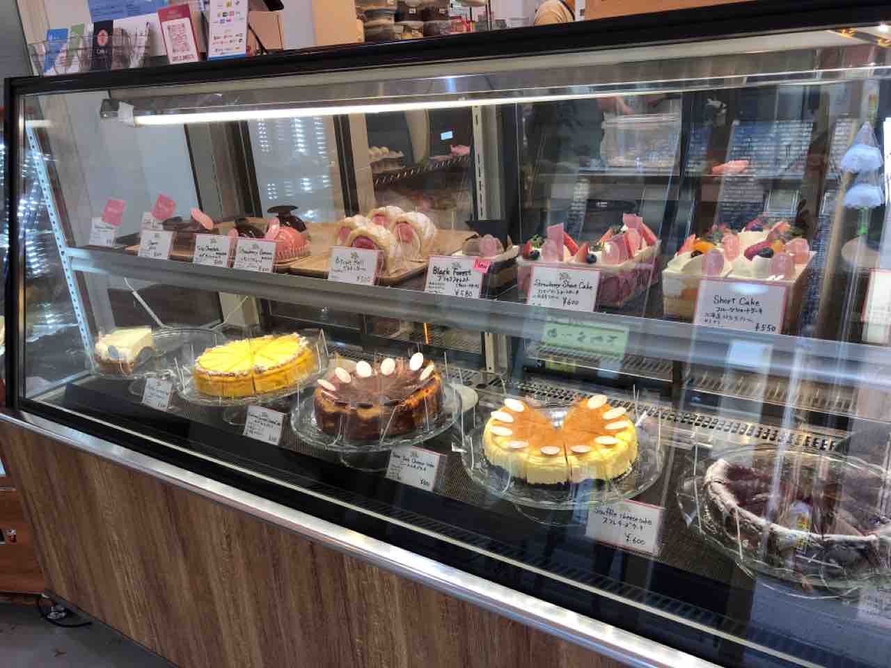 東金町にある洋菓子店 Cafe J カフェ ジェイ で ストロベリーショートケーキ と かぼちゃチーズケーキ 買って食べてみた かつしかく通信 東京都葛飾区の地域情報サイト