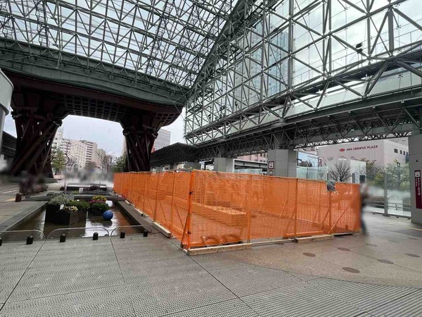 金沢駅ベンチ