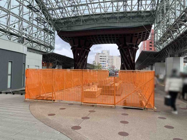 金沢駅ベンチ