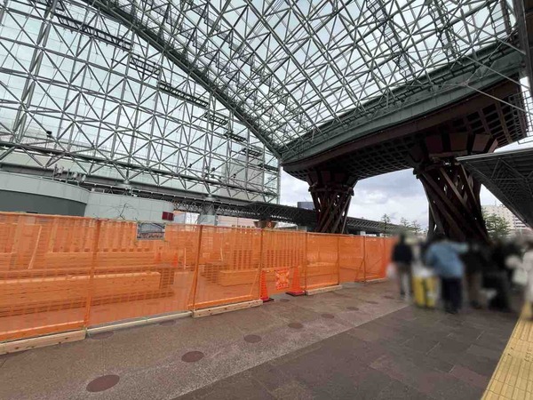 金沢駅ベンチ