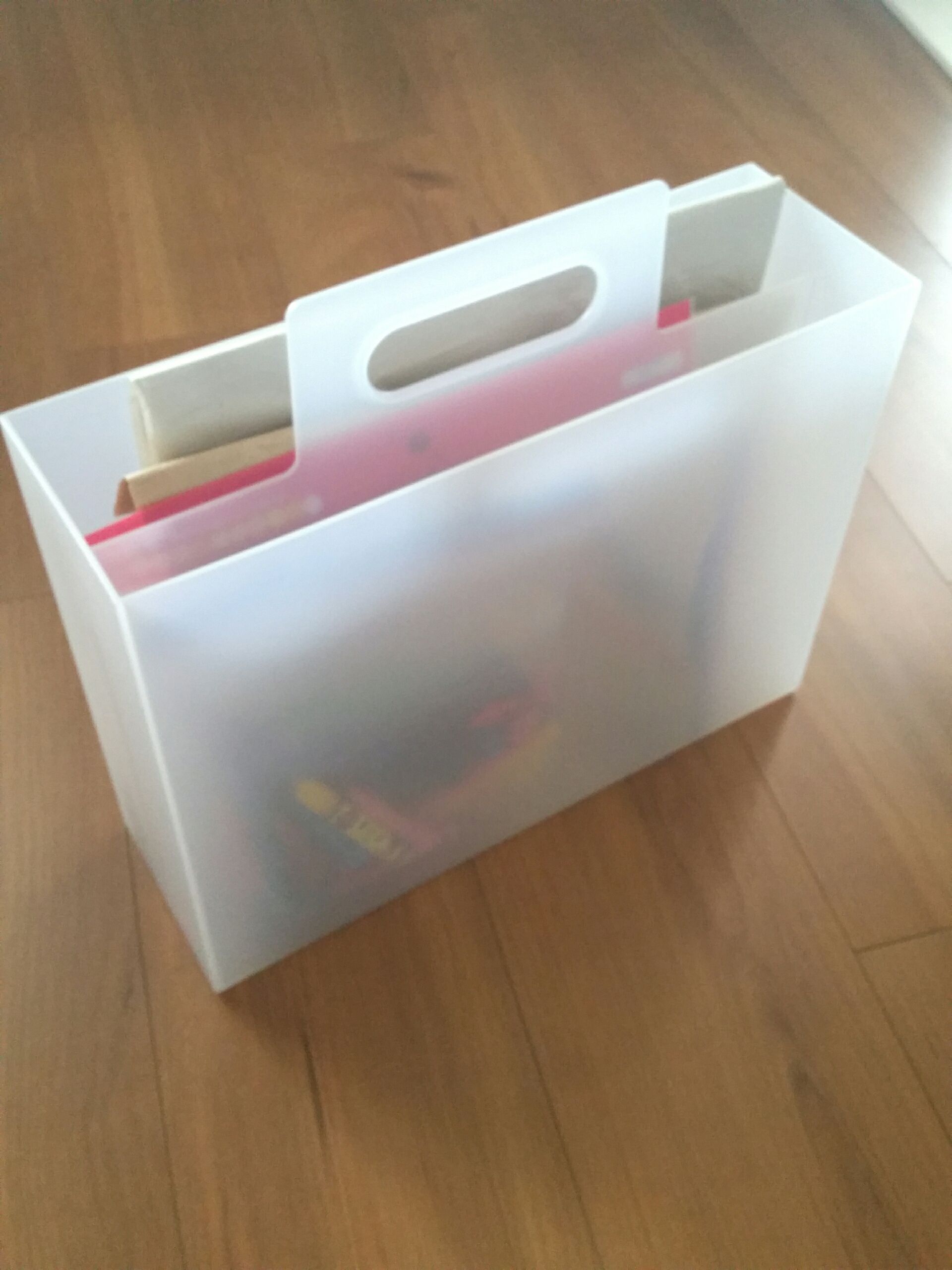 無印の持ち手付きファイルボックスにお絵描きセットを 大好きなものと人に囲まれて