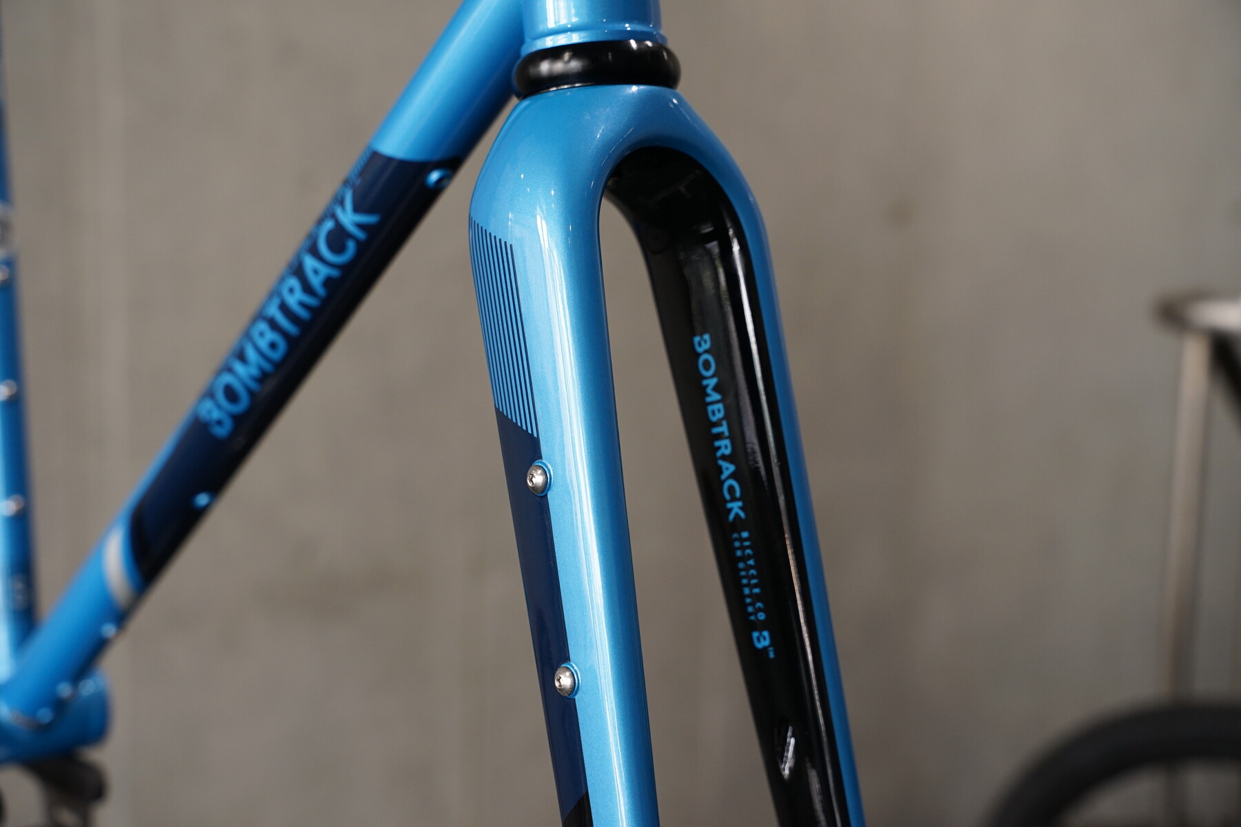 鮮やかブルーのグラベルロード Bombtrack HOOK入荷 : K&M CYCLE BLOG