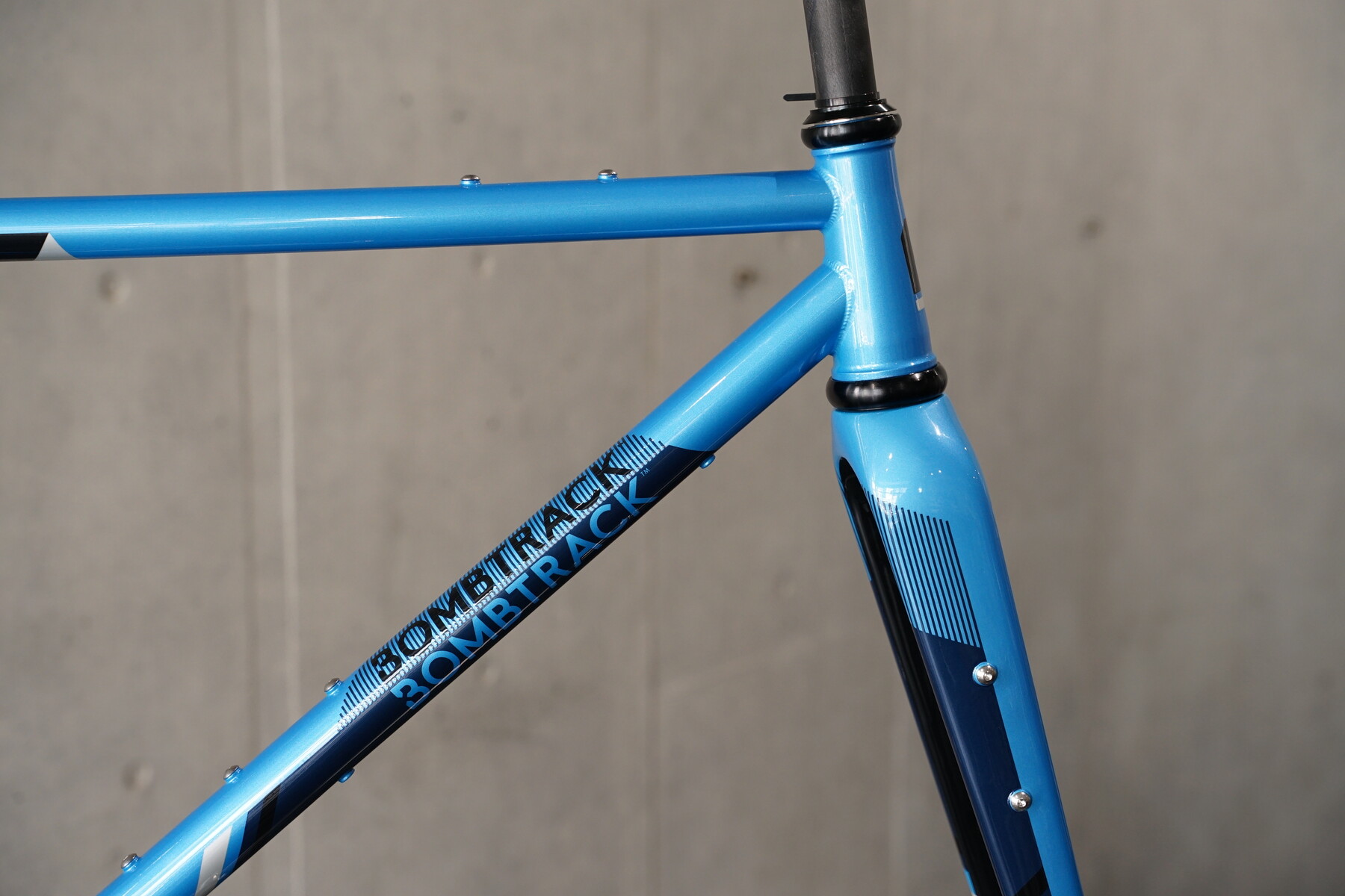 鮮やかブルーのグラベルロード Bombtrack HOOK入荷 : K&M CYCLE BLOG