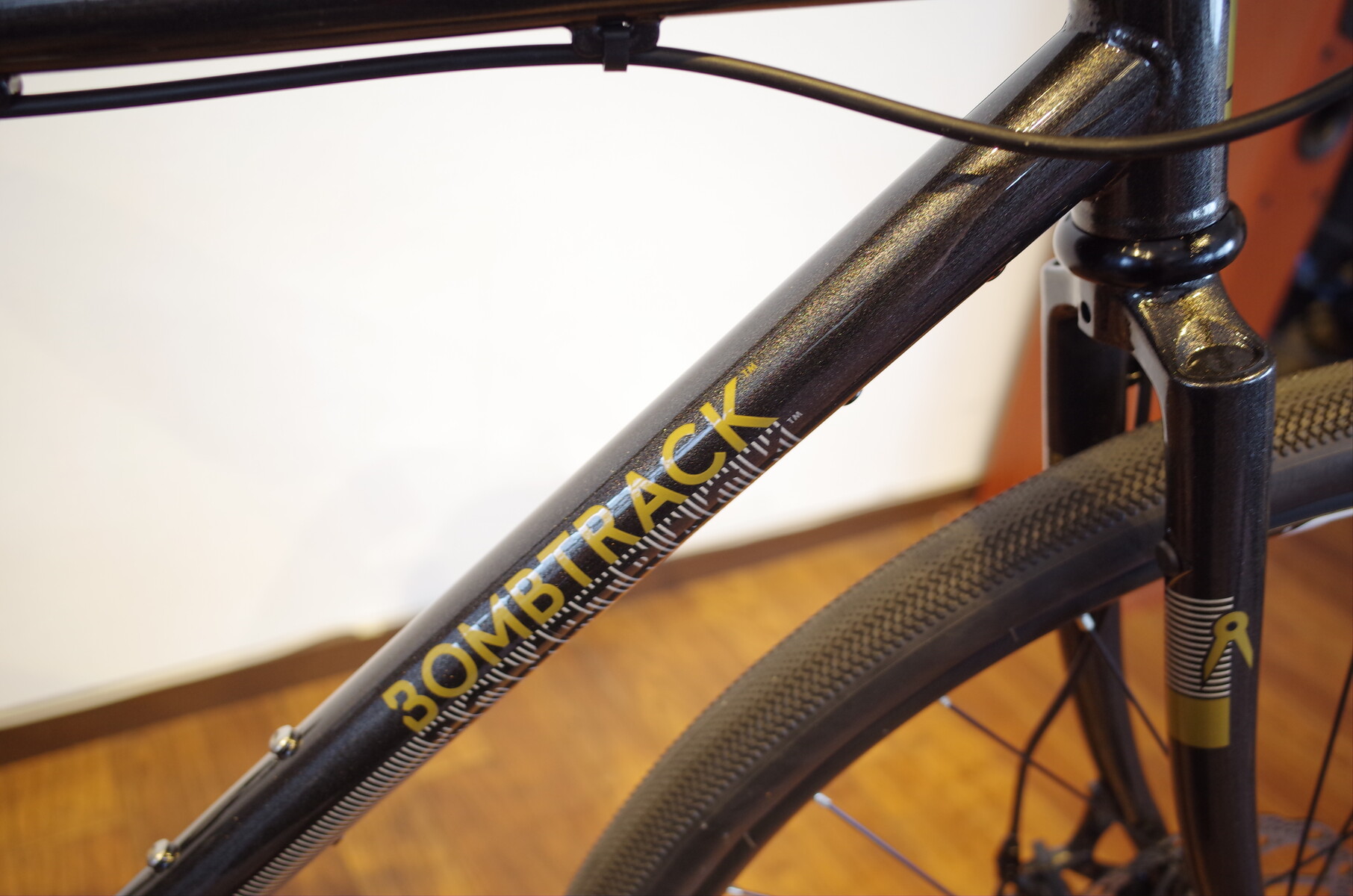 高い拡張性を備えたクロモリシングルスピード Bombtrack ARISE : K&M