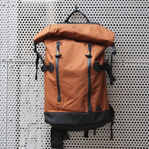 DATUM ブラウン バックパック DATUM（デイタム）レトロノス」機能的で 