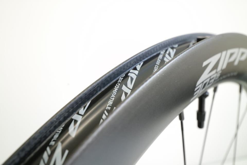 ZIPP カーボン　ディスク 走行わずか20キロ！タイヤ付き！ ZIPP カーボンディスク 走行わずか20キロ！タイヤ付き！