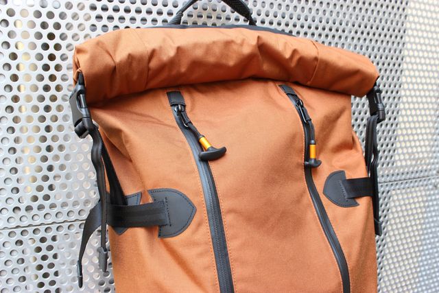 ロールトップの弱点を克服したDATUMのバックパック : K&M CYCLE BLOG