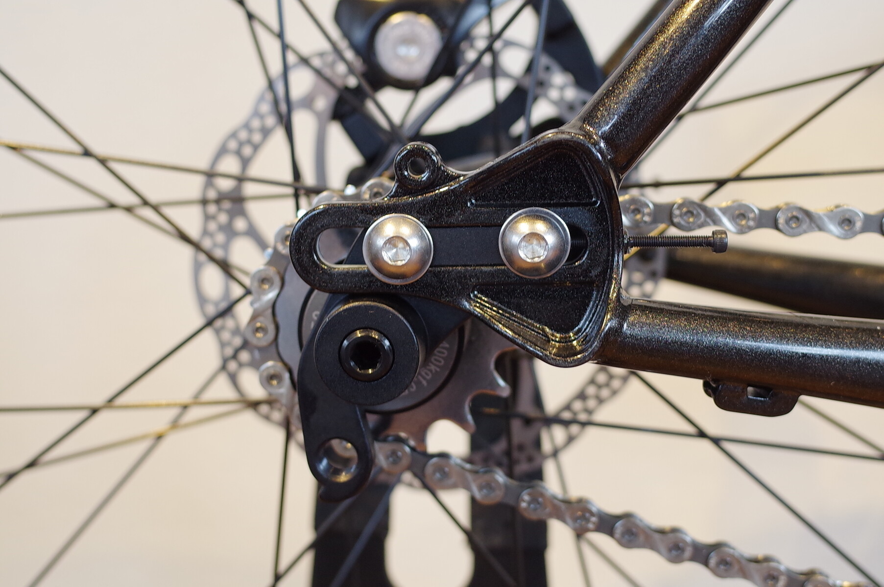 高い拡張性を備えたクロモリシングルスピード Bombtrack ARISE : K&M