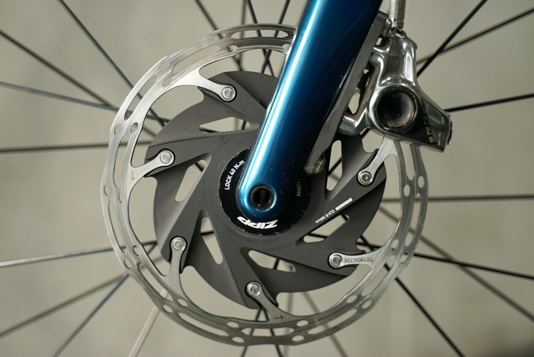 macchi】新しさと遊び心を詰め込んだクロモリディスクロード : K&M