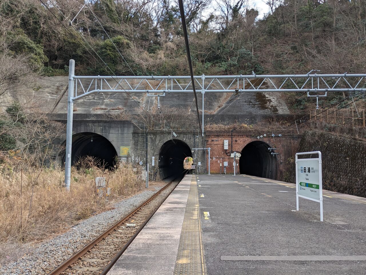 田浦駅の専用線跡 : にわかの日々〜廃線跡巡り〜 田浦駅の専用線跡 : にわかの日々〜廃線跡巡り〜