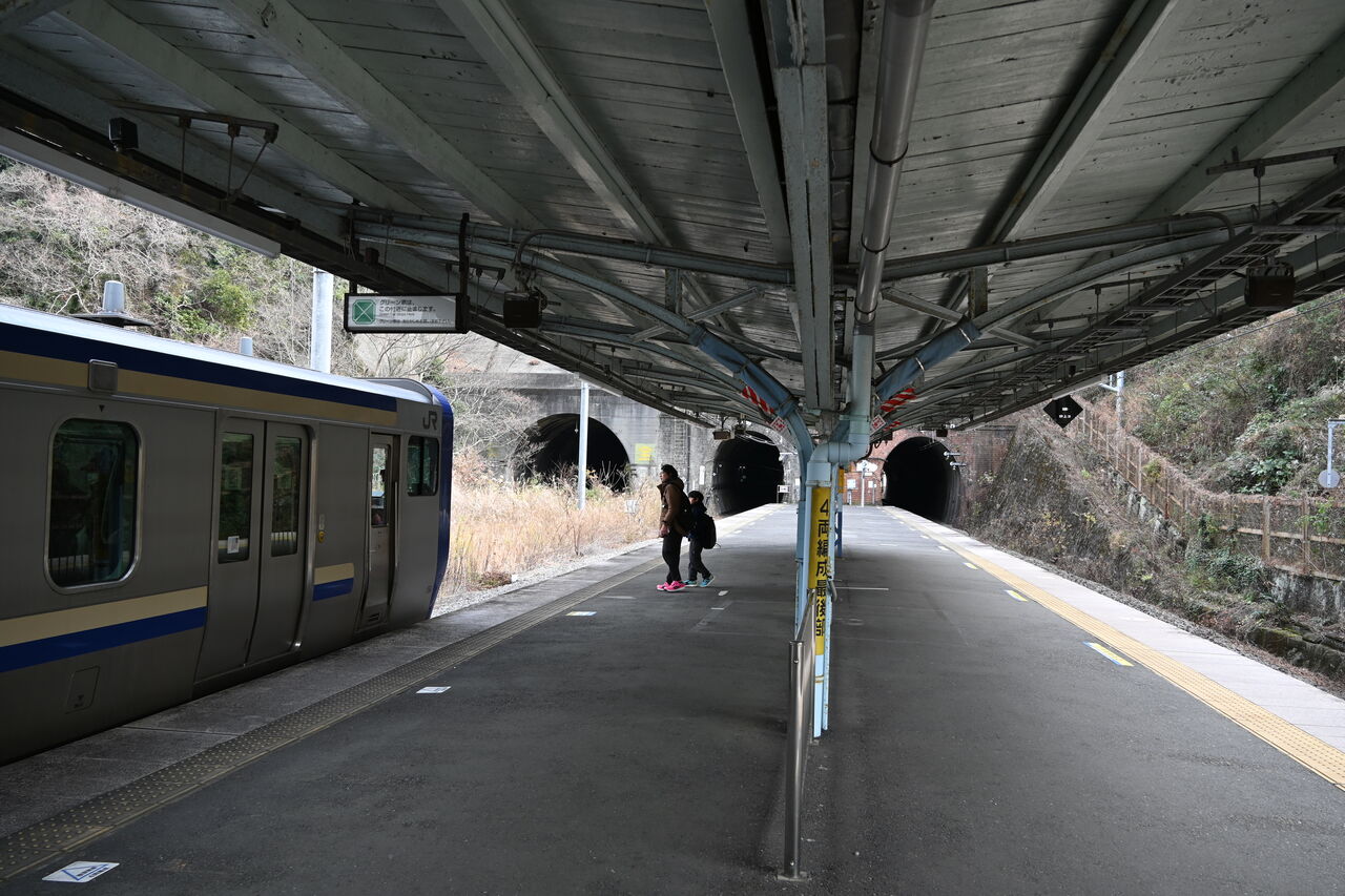 田浦駅の専用線跡 : にわかの日々〜廃線跡巡り〜 田浦駅の専用線跡 : にわかの日々〜廃線跡巡り〜
