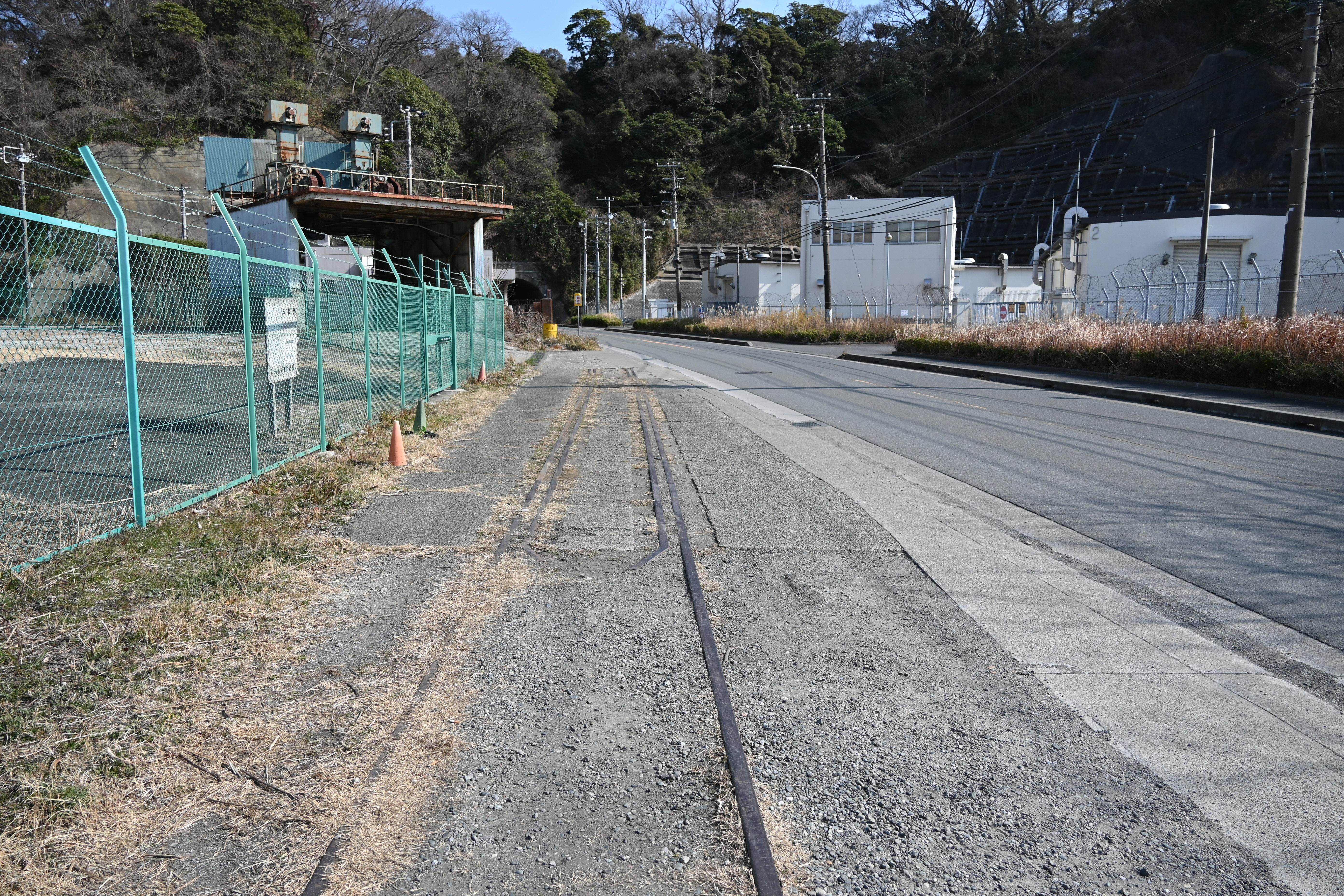 田浦駅の専用線跡 : にわかの日々〜廃線跡巡り〜 田浦駅の専用線跡 : にわかの日々〜廃線跡巡り〜