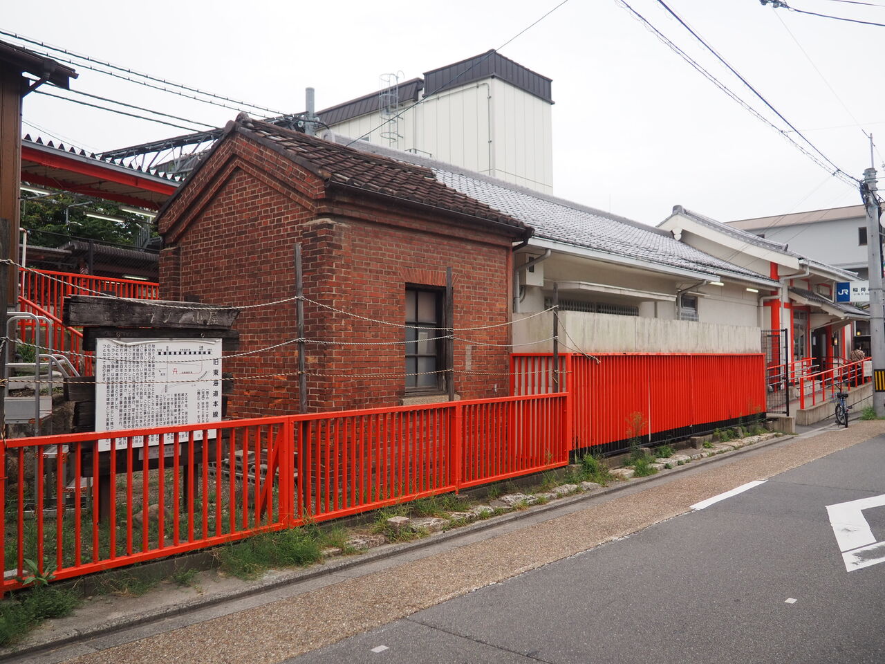 京都市電 稲荷線跡と保存されたレール : にわかの日々〜廃線跡巡り〜
