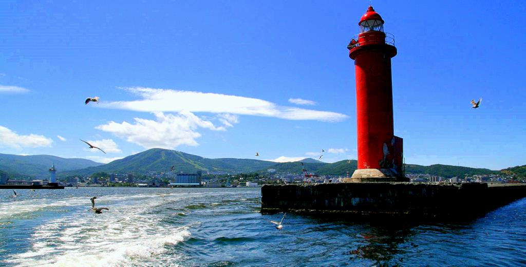 小樽港防波堤赤灯台天狗山をバックに 金子誠治アトリエギャラリー ホームページブログ