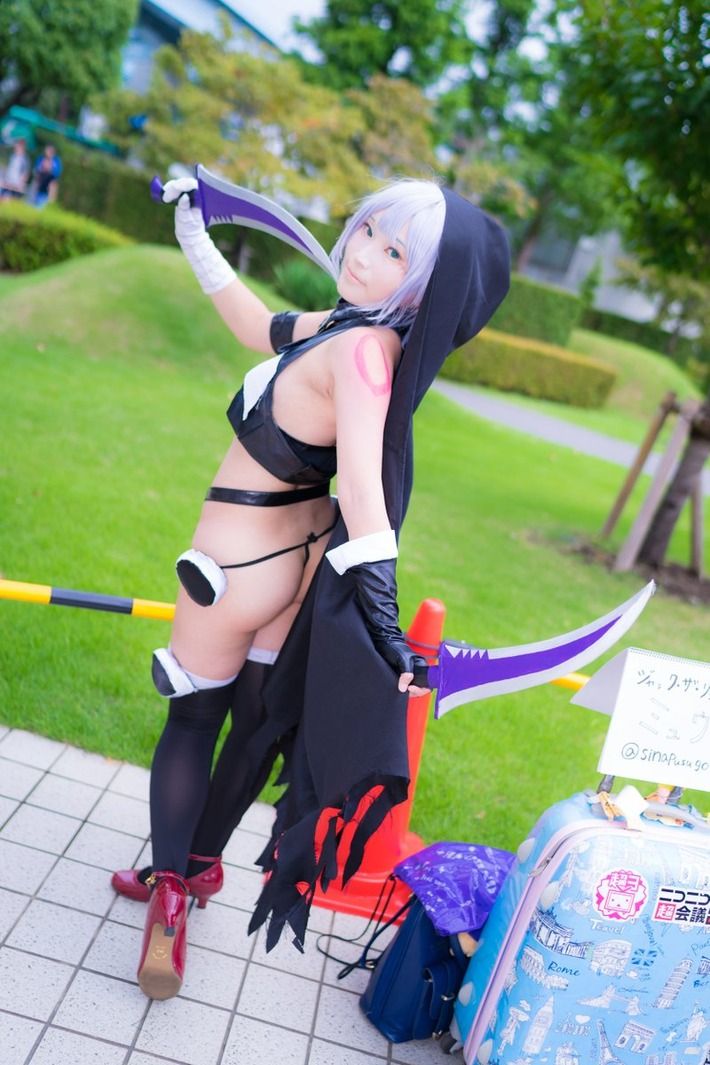 【画像】女性コスプレイヤーさん、完全にエロいおしりを見せてしまうｗｗｗｗｗｗｗｗ