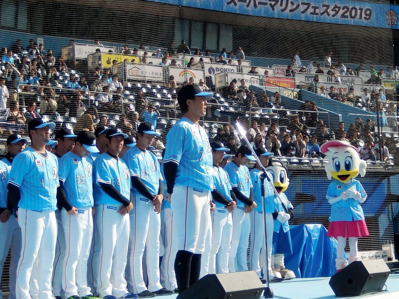 野球 ロッテのファン感 鈴木大地にサプライズ応援歌が送られる ただしfaには一言も触れず 野球の道は虹色に輝く 野球まとめ 野球 ロッテのファン感 鈴木大地にサプライズ応援歌が送られる ただしfaには一言も触れず 野球の道は虹色に輝く 野球まとめ