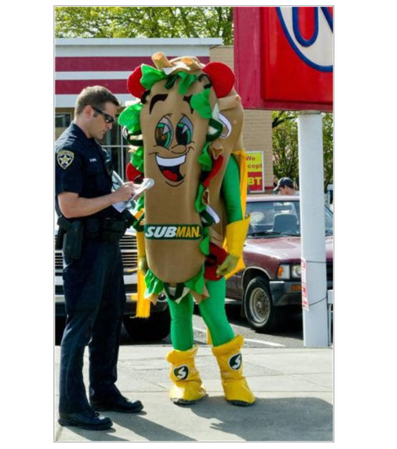 画像あり サブウエイ の公式キャラクター サブマンが 警察に捕まって尋問される きりとんたん速まとめ