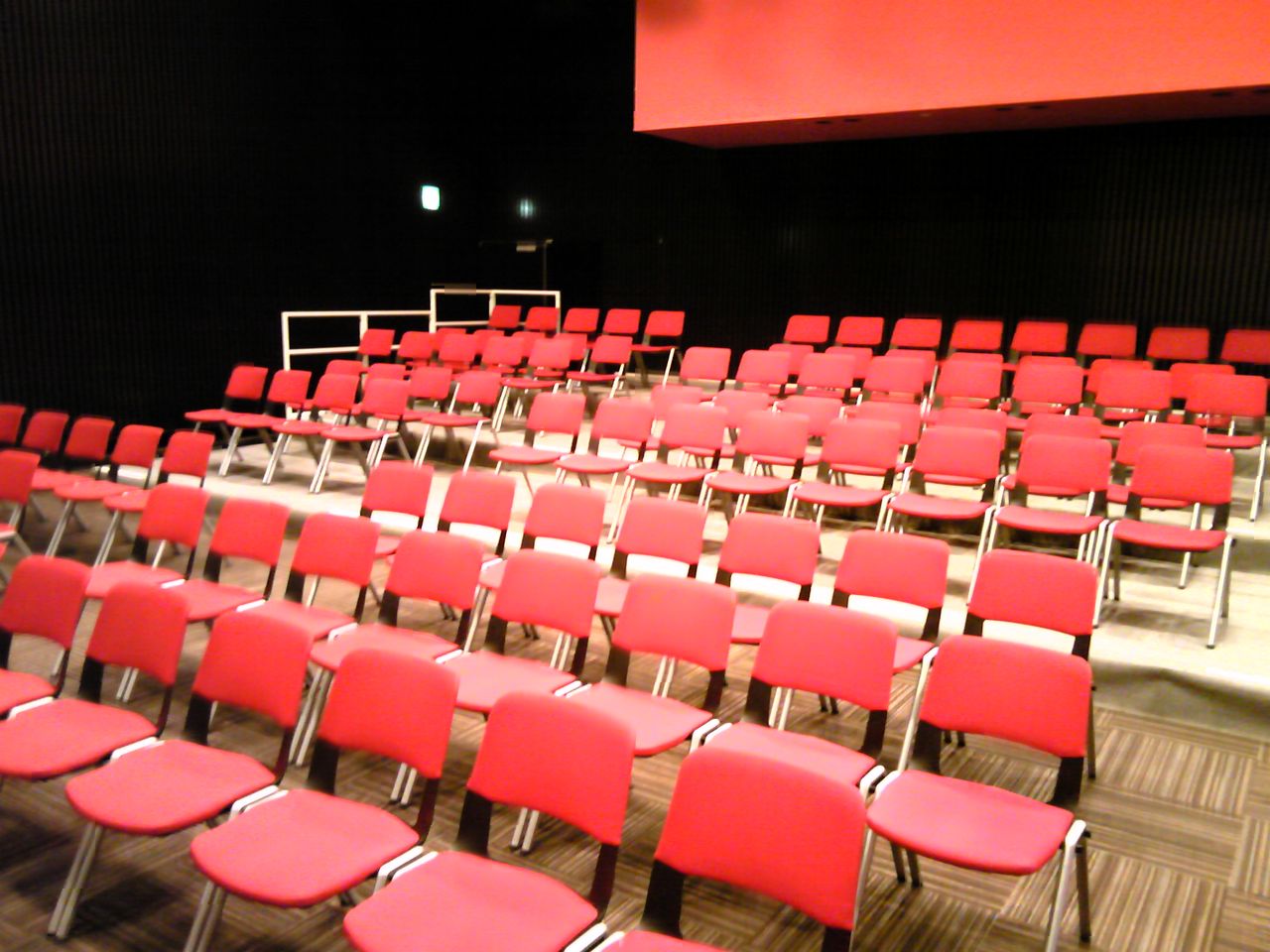 今日はヘップホールの設営 明日から映画祭 映画祭の作り方