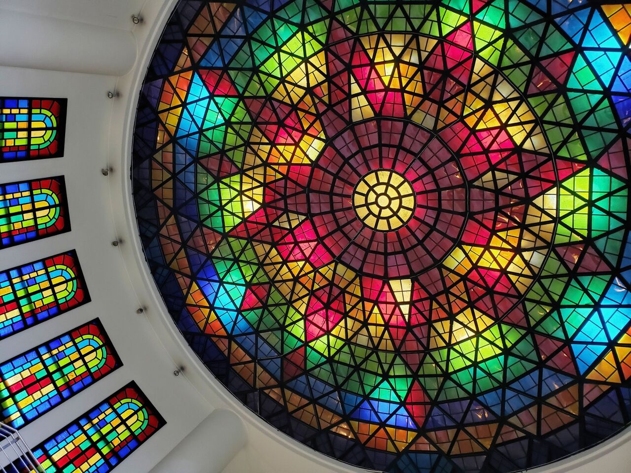 沖縄にあるガラス工房のきれいなステンドグラス Meiのハンドメイドがある生活