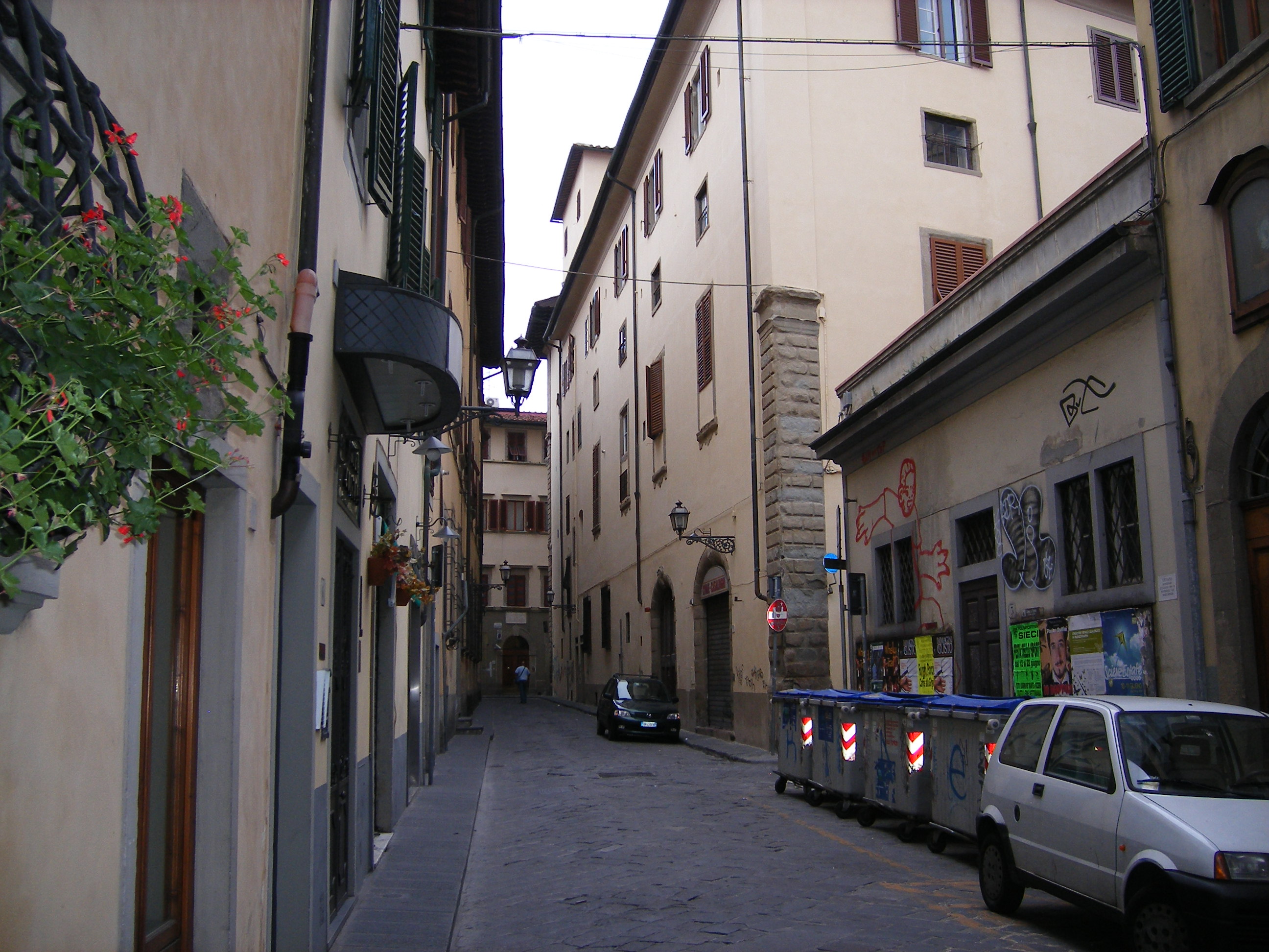 イタリアの風景 フィレンツェの朝の路地裏 カンマネの安心できるかわからないブログ
