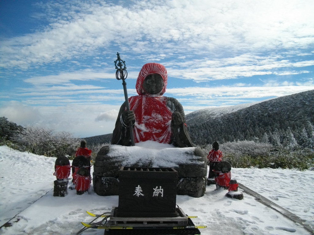 雪がある蔵王地蔵尊です 10月に霧氷が見えました 蔵王温泉スキー場河童のスキー 雪がある蔵王地蔵尊です 10月に霧氷が見えました 蔵王温泉スキー場河童のスキー