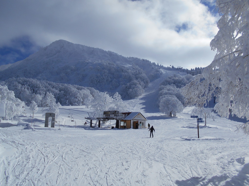 昨日横倉の壁に大きなクラックが入ったので写真を写して来ました 蔵王温泉スキー場河童のスキー