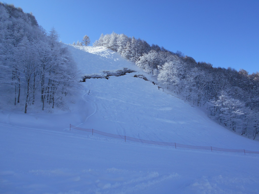 昨日横倉の壁に大きなクラックが入ったので写真を写して来ました 蔵王温泉スキー場河童のスキー