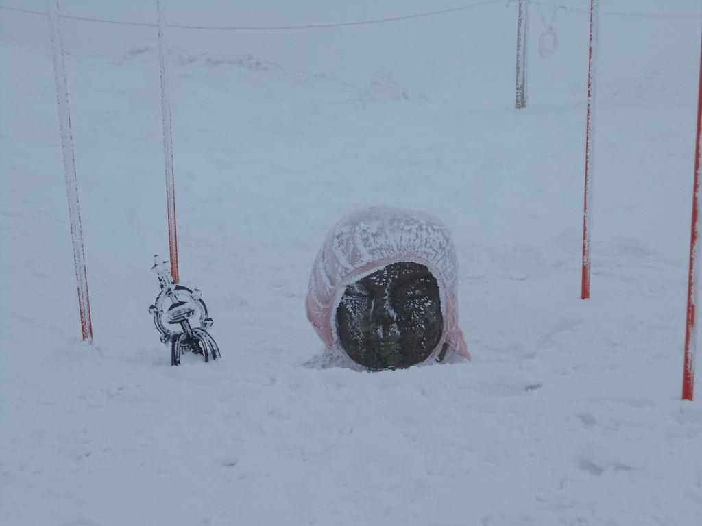 昨日地蔵山頂新雪cm積もり蔵王地蔵尊様頭だけが雪の上 蔵王温泉スキー場河童のスキー 昨日地蔵山頂新雪cm積もり蔵王地蔵尊様頭だけが雪の上 蔵王温泉スキー場河童のスキー