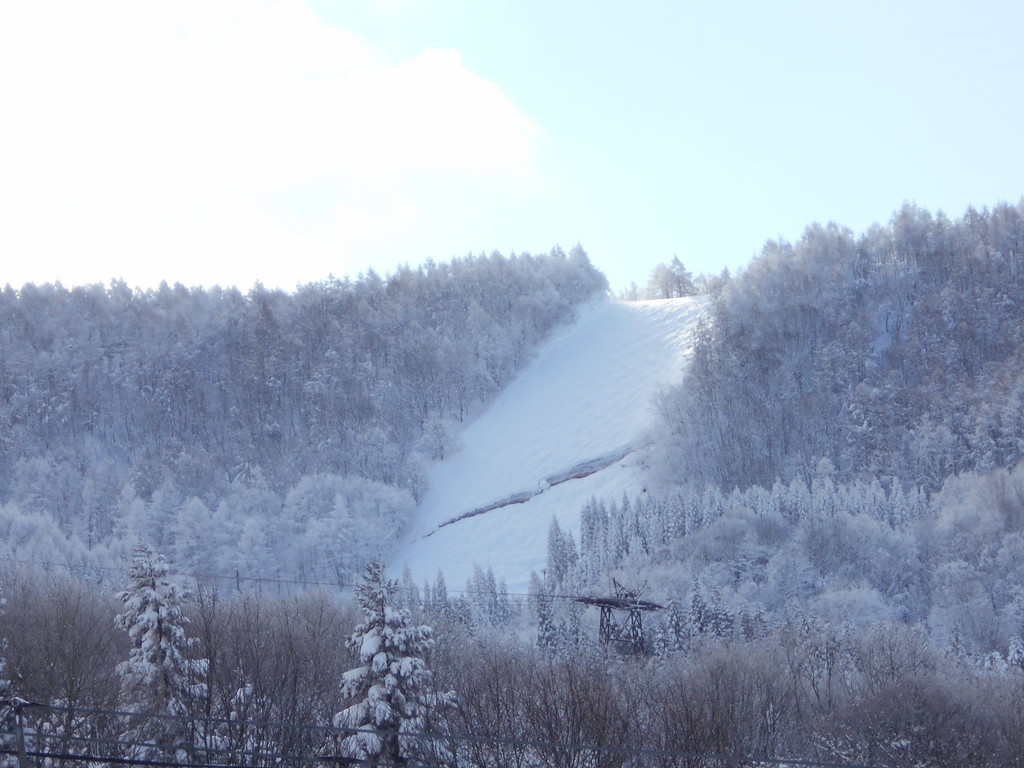 昨日横倉の壁に大きなクラックが入ったので写真を写して来ました 蔵王温泉スキー場河童のスキー