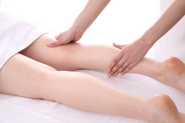 足のむくみを解消 股関節のリンパマッサージって カラダモ