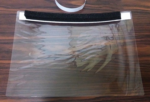 フェイスシールドラミネート後スポンジを内側に貼る