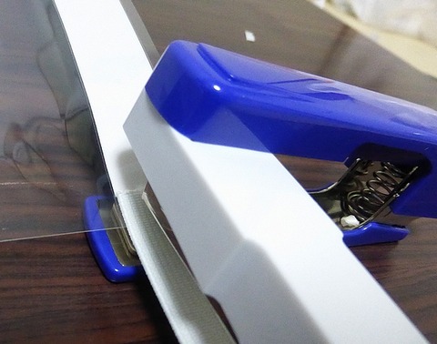 フェイスシールドラミネート後ゴムをホチキス止め