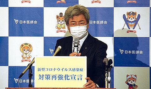 日本医師会のパネルをバックに