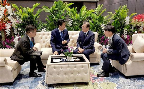 騙して控室に連れ込み首脳会談したと嘘を吐く韓国工作部隊
