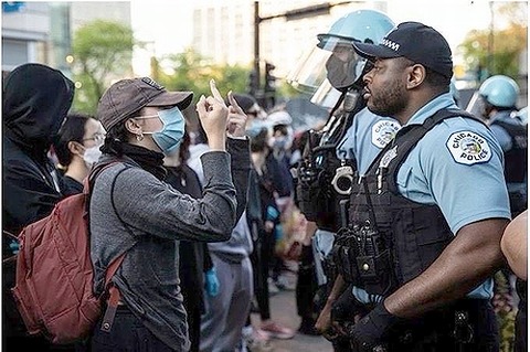 デモ隊が黒人警官に最大級の侮蔑行為