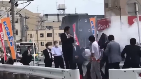 二発目後胸に手を当てる1