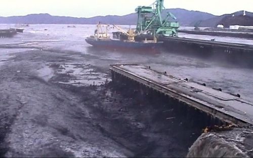 【動画あり】津波の引き波で海底が露出!! 貴重な映像 : だからまとめる!