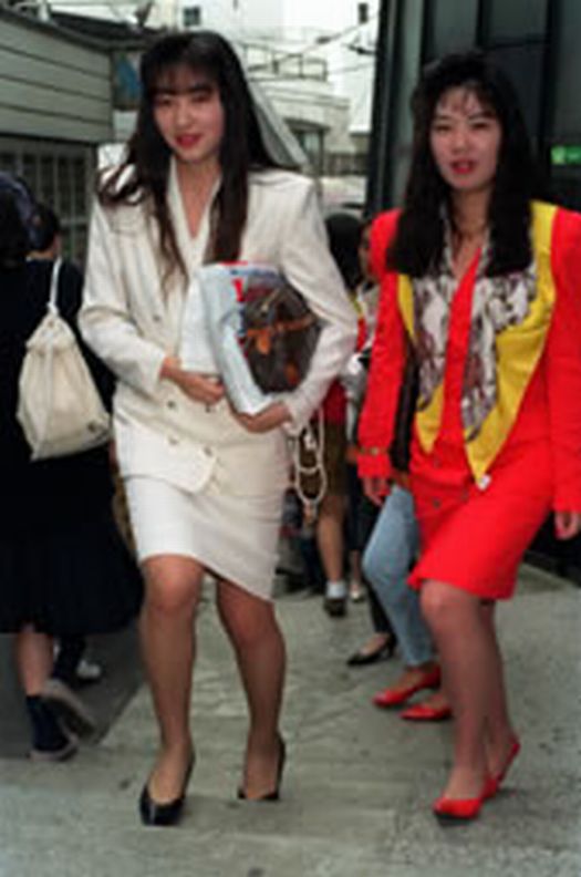 画像 バブルファッション じわじわと人気 スタジャンや真っ赤な口紅が若者に人気 だからまとめる
