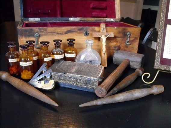 real_vintage_vampire_killing_kits_640_14_e0
