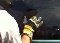 何これすごい 指で車の窓ガラスを割る消防士のスゴ技 カラパイア