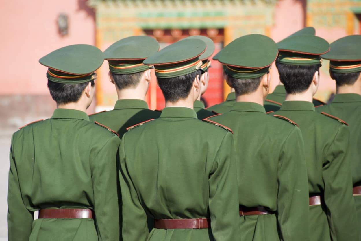 女性にもてるため軍服を着て軍人を偽った男