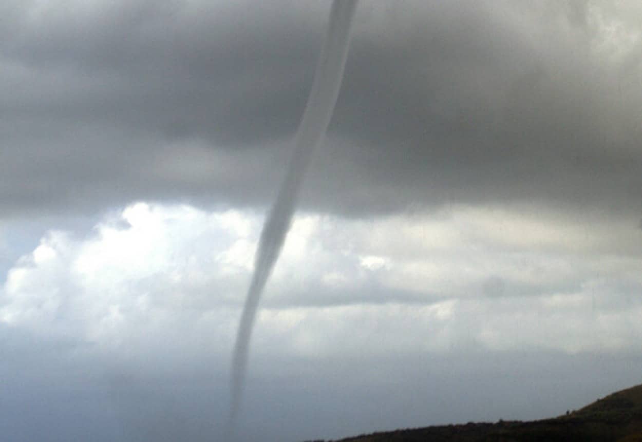 アラスカの山に不気味な雲