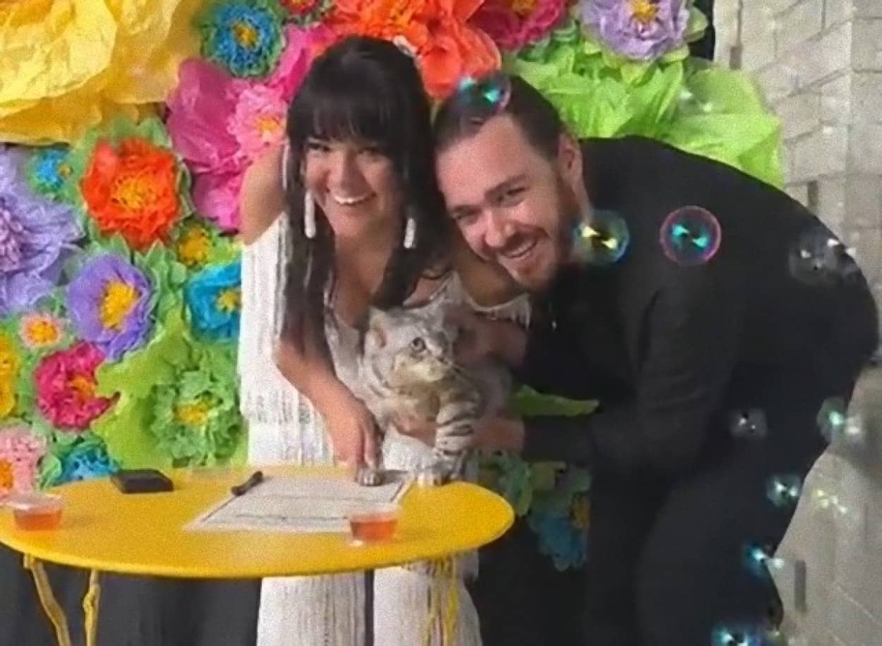 ペットの猫に肉球を押してもらい結婚許可証の承認になってもらったカップル