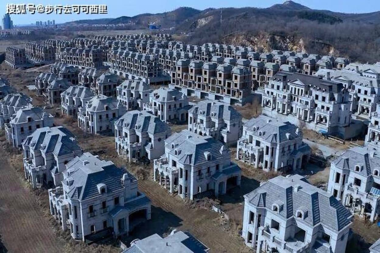 ゴーストタウンと化した中国の高級住宅地に立ち並ぶ豪邸の数々