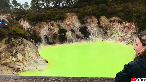 蛍光グリーンの誘惑。見ると綺麗だけど入ると皮膚が溶けるニュージーランドの温泉「デビルズバス」