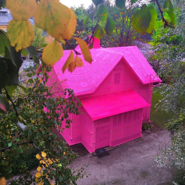 一軒家をまるごと編み込んだ ピンクの家 カラパイア