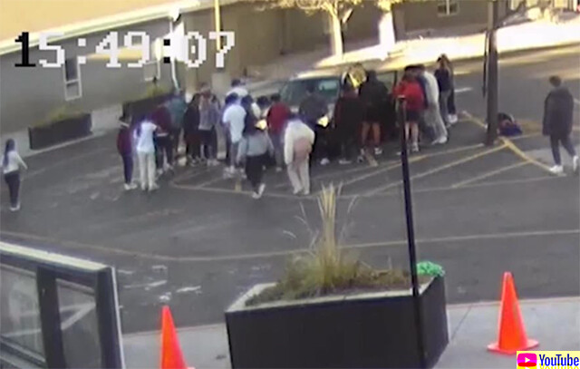 母親と幼児が車にはねられ下敷きになるも、高校生20人が力を合わせて無事救出