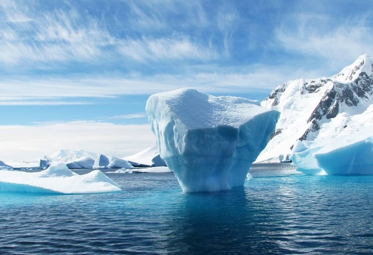 グリーンランドから北極の氷を切り出しドバイに輸送する仰天サービスが物議